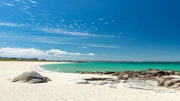På stranden