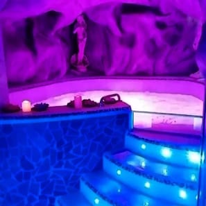 Indoor spa tub