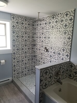 Duschwanne, Whirlpool, Seife, Toilettenpapier