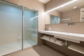 Luxe studio suite | Badkamer | Een douche, gratis toiletartikelen, een haardroger, een bidet