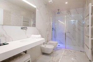 Junior studio suite, uitzicht op tuin | Badkamer | Een douche, gratis toiletartikelen, een haardroger, een bidet