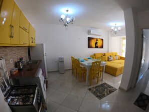 Appartement luxueux, 1 chambre | Aire de séjour | Téléviseur ACL de 32 po avec télévision par satellite, téléviseur