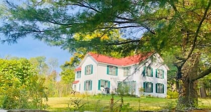 Charming Farmhouse - quiet, private & peaceful