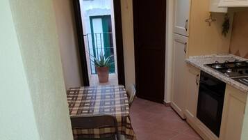 Forno, piano cottura, lavastoviglie, pentole/stoviglie/utensili