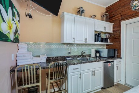 Coral Cove | Bahama Village Studio w Pool Grill - Image 1