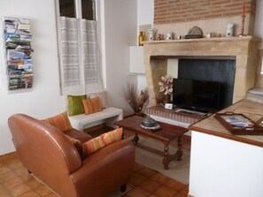 Televisión, reproductor de DVD, futbolito y tenis de mesa 