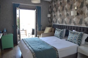 Quarto standard, 1 cama de casal, sacada, vista para o mar | Berços grátis, camas extras/dobráveis, Wi-Fi de cortesia, roupa de cama