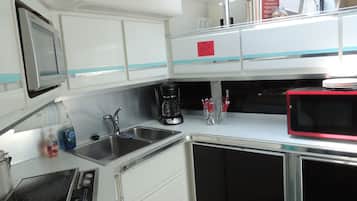 Réfrigérateur, micro-ondes, plaque de cuisson, cafetiÚre/bouilloire