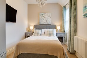 5 عدّة غرف نوم ومكواة/لوح كي وواي فاي وملاءات أسرّة