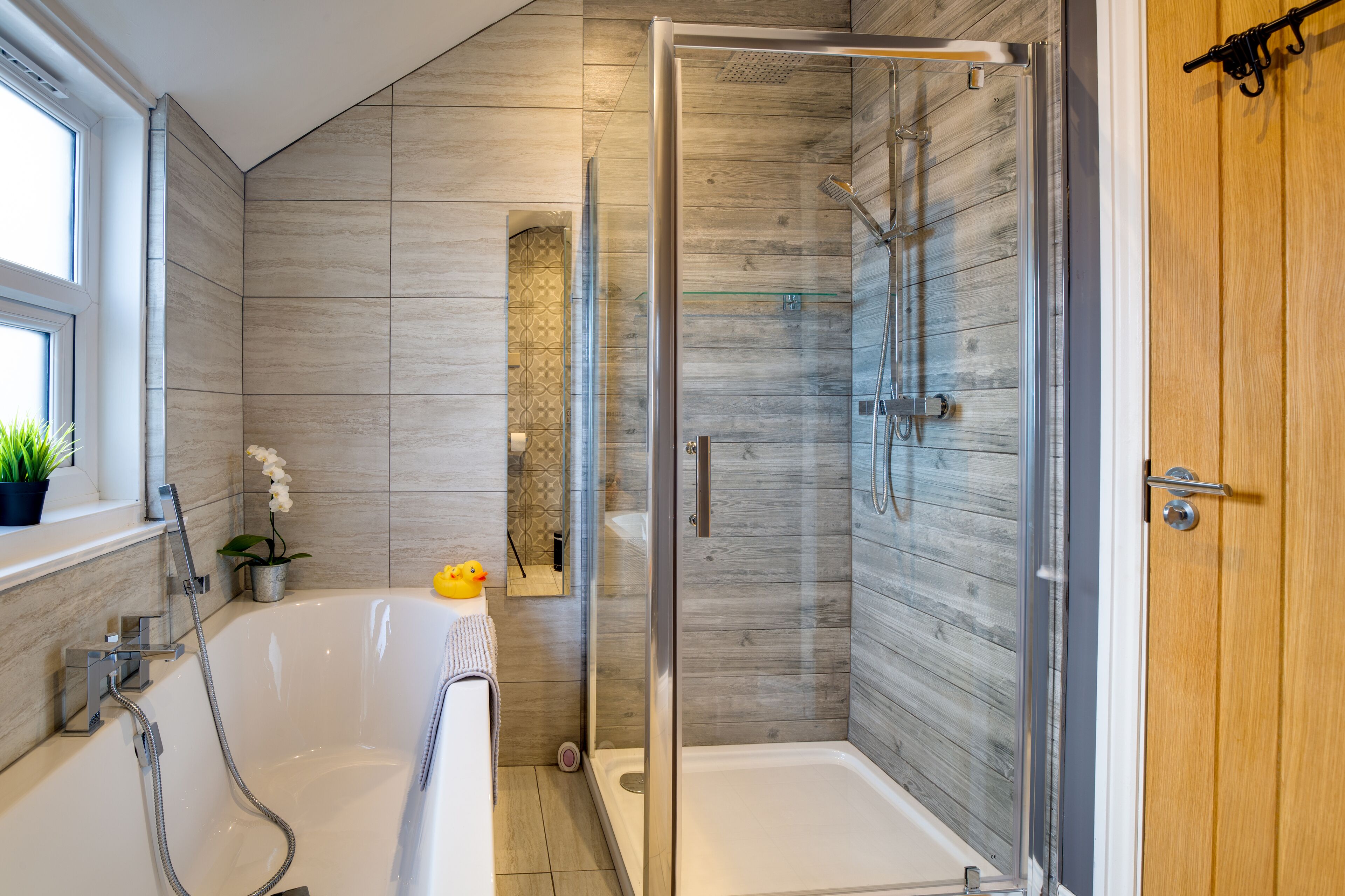 Baignoire, séchoir à cheveux, serviettes fournies