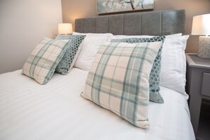 5 bedrooms, iron/ironing board, WiFi, bed sheets