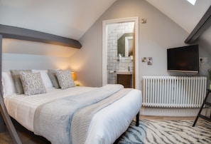 5 bedrooms, iron/ironing board, WiFi, bed sheets