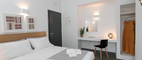 Double Room, Balcony, City View (Kamara)