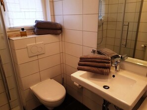 Dusche, Haartrockner, Handtücher