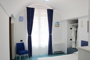 1 quarto, ferros/tábuas de passar roupa, berço de viagem