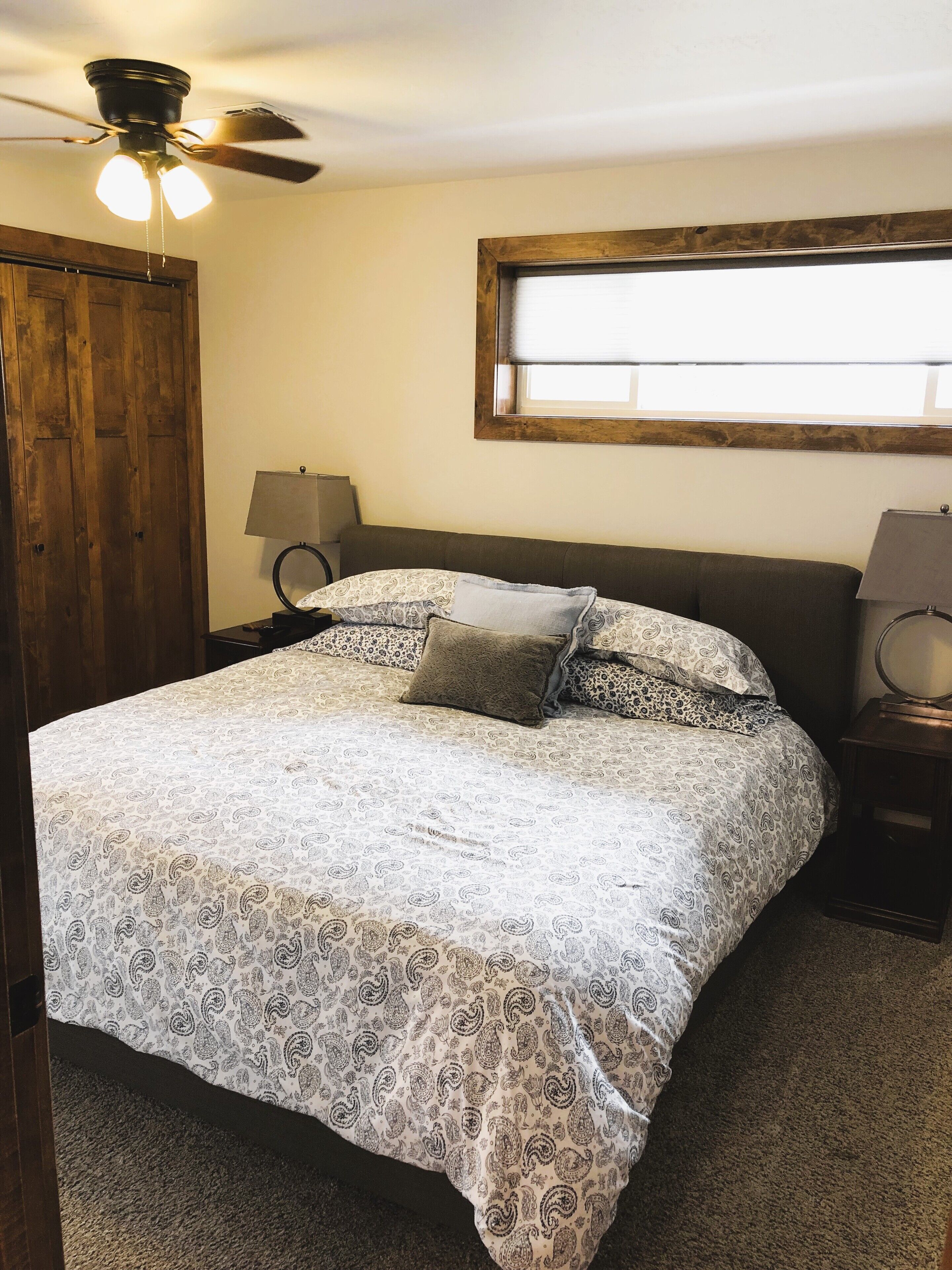 4 habitaciones, tabla de planchar con plancha y cuna de viaje 