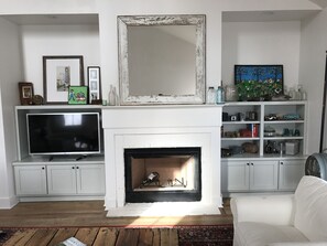 Televisión, chimenea, videojuegos y tenis de mesa
