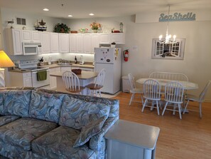 Télévision, lecteur de DVD, livres, vidéothèque