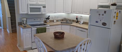 Een koelkast, een microgolfoven, een oven, een kookplaat