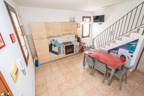 Réfrigérateur, four, plaque de cuisson, cafetière/bouilloire