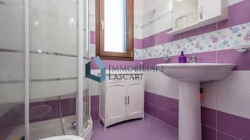 Een douche, een haardroger, een bidet, handdoeken