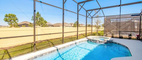 Alberca al aire libre y alberca climatizada