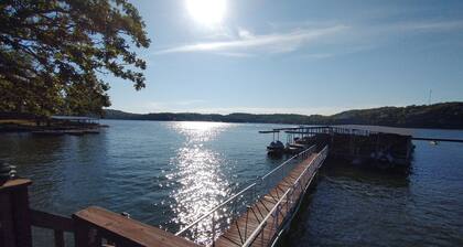 QUIET LAKEFRONT RESORT SUPER CLEAN CONDO 1 MILE FROM MARGARITAVILLE.