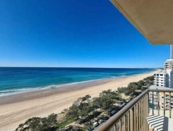 Un hôtel situé en bord de mer, offrant une vue sur l’océan et la plage.