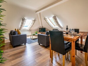 Dining - Beautiful 2BR Titanic View Loft in Central Belfast - Pass the Keys (Belfast)