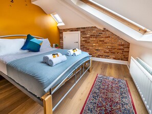 2 bedrooms, iron/ironing board, free WiFi, bed sheets - Beautiful 2BR Titanic View Loft in Central Belfast - Pass the Keys (Belfast)