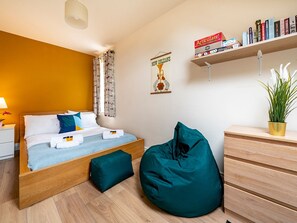 2 bedrooms, iron/ironing board, free WiFi, bed sheets - Beautiful 2BR Titanic View Loft in Central Belfast - Pass the Keys (Belfast)