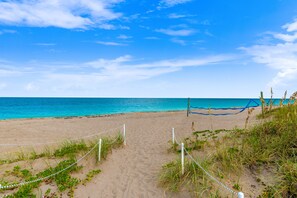 Una spiaggia nelle vicinanze, teli da spiaggia