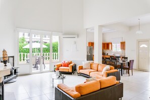 Una televisión de pantalla plana, un reproductor estéreo