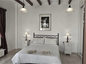 3 habitaciones, tabla de planchar con plancha, wifi y ropa de cama 