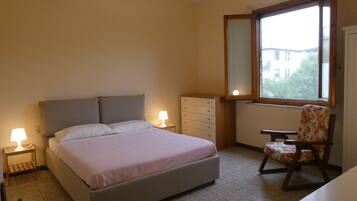 3 habitaciones, escritorio, tabla de planchar con plancha y wifi gratis