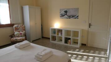 3 habitaciones, escritorio, tabla de planchar con plancha y wifi gratis