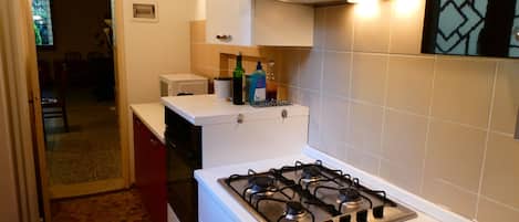 Refrigerador, microondas, horno, placa de cocina