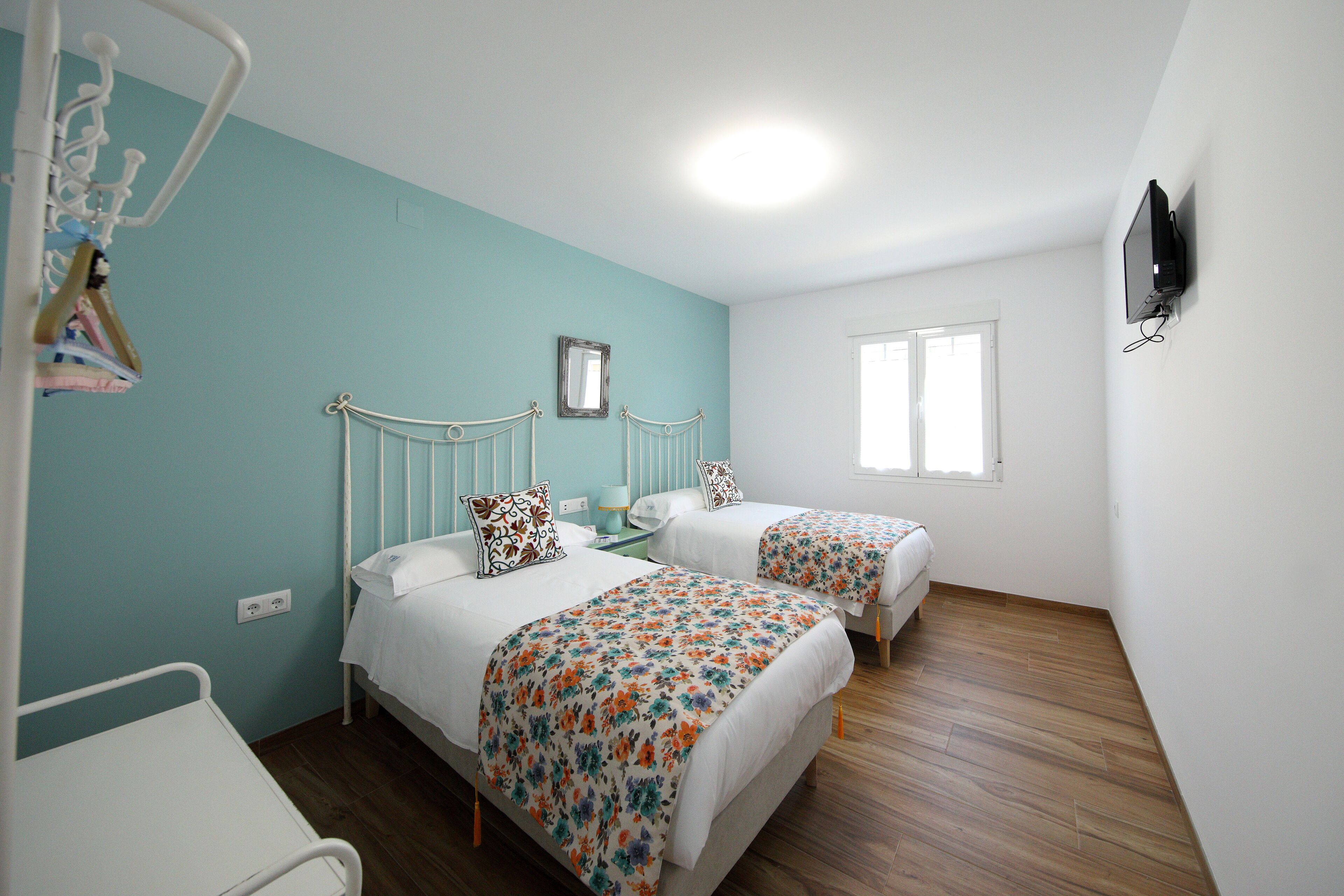 7 makuuhuonetta, työpöytä, silitysrauta/-lauta, vauvan matkasänky