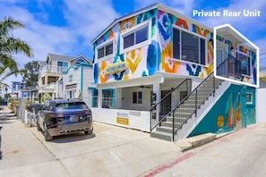 Un edificio colorido de dos pisos con un letrero que dice "BAYSIDE BIKINI".