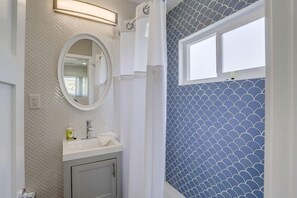 Ensemble baignoire-douche, séchoir à cheveux, serviettes fournies