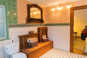 Een haardroger, handdoeken, zeep, toiletpapier
