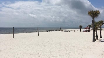 Beach nearby, sun loungers, beach towels