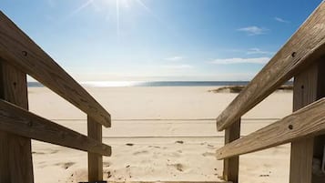 Beach nearby, sun-loungers, beach towels