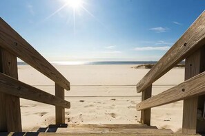 Vlak bij het strand, ligstoelen aan het strand, strandlakens