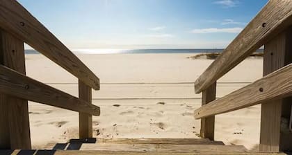 Walk to beach, pier, casino from historic charming cottage and pet friendly!