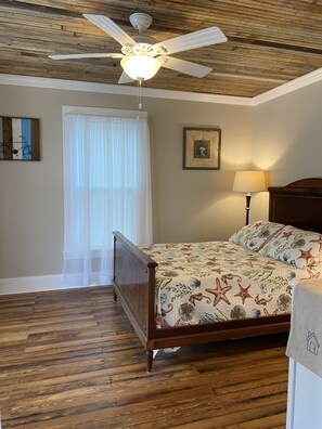 2 slaapkamers, een strijkplank/strijkijzer, gratis wifi, beddengoed