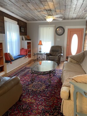 Een smart-tv en boeken