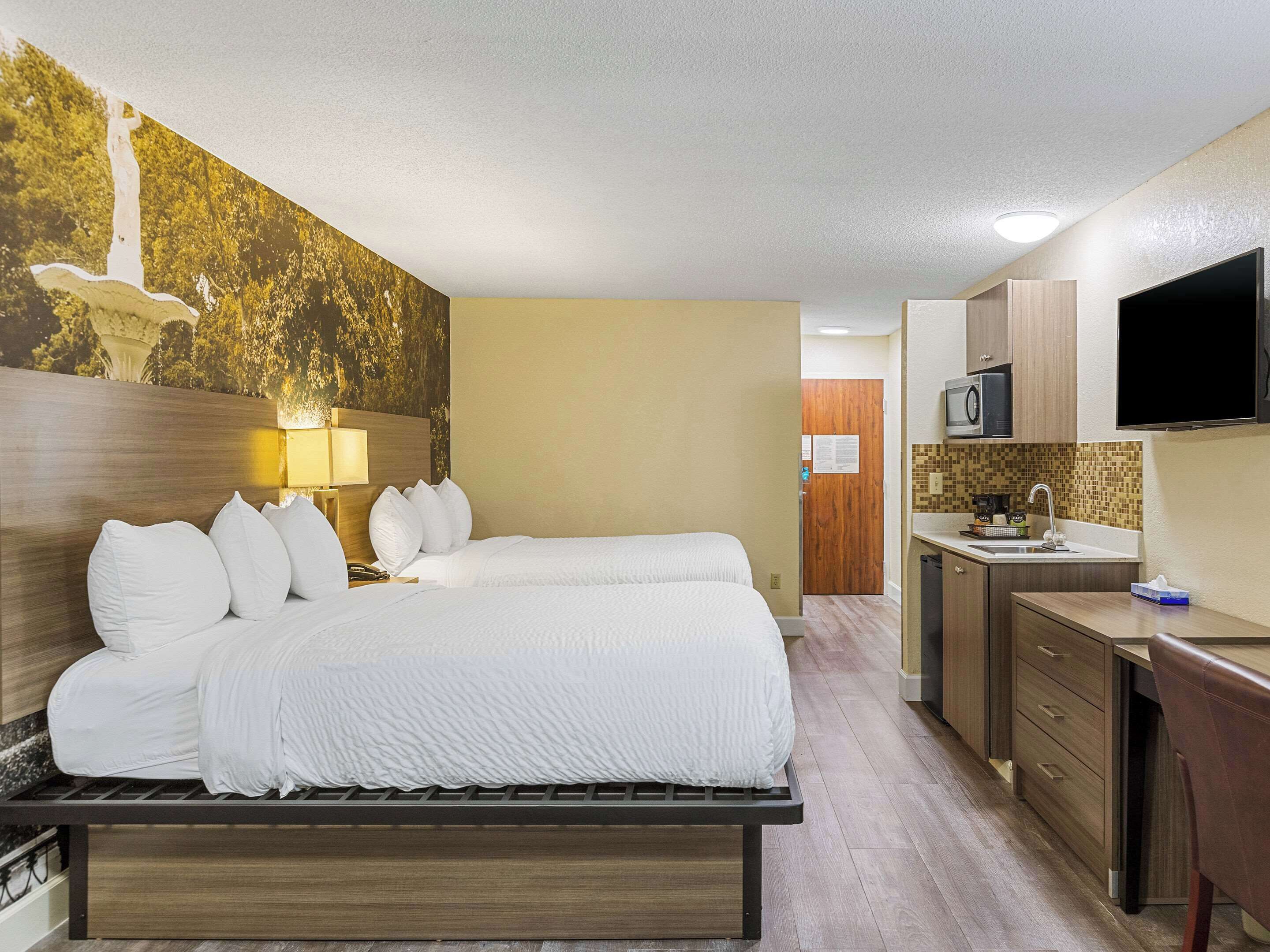 Photo - Clarion Pointe Savannah Gateway I-95