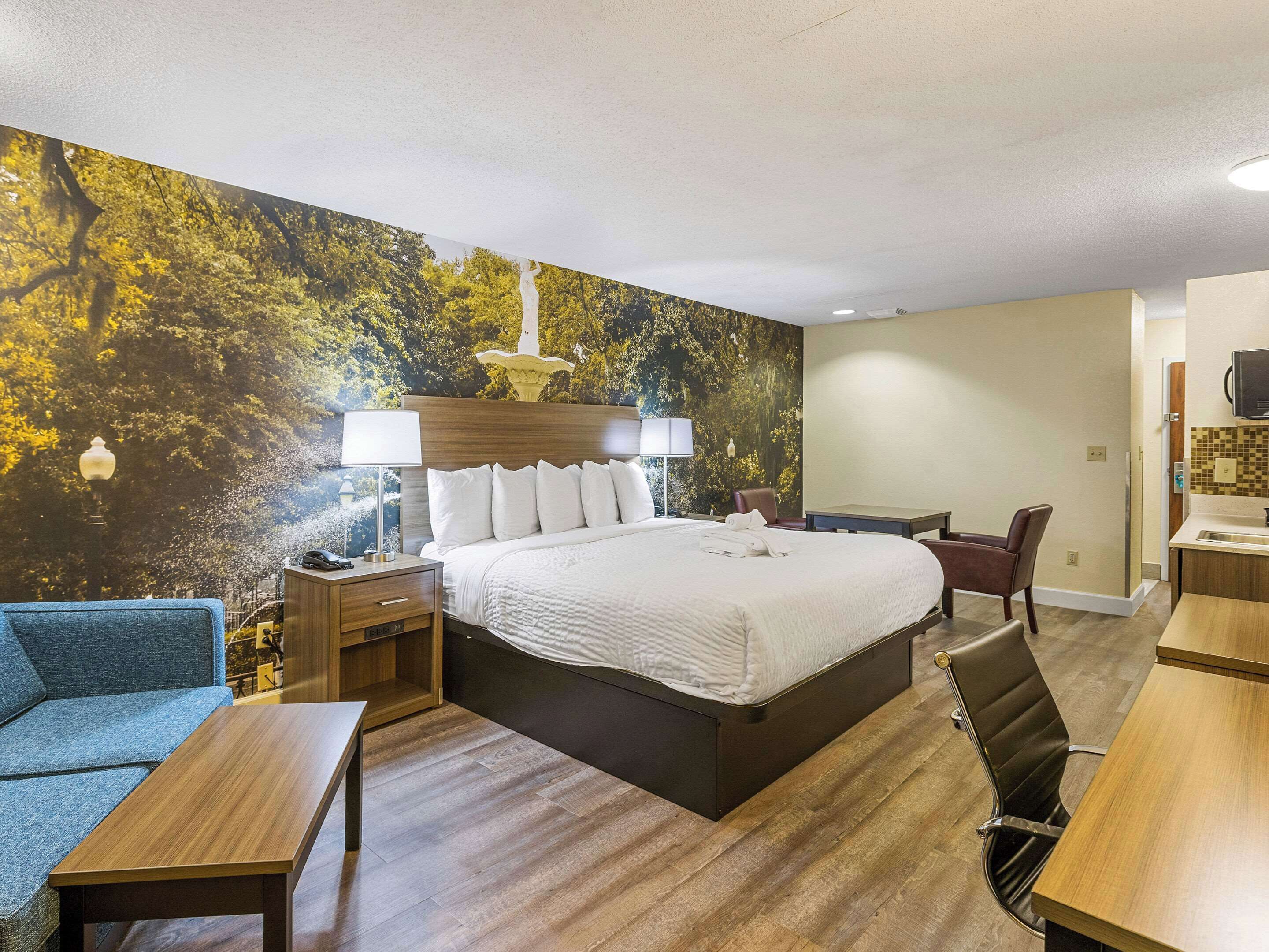 Photo - Clarion Pointe Savannah Gateway I-95