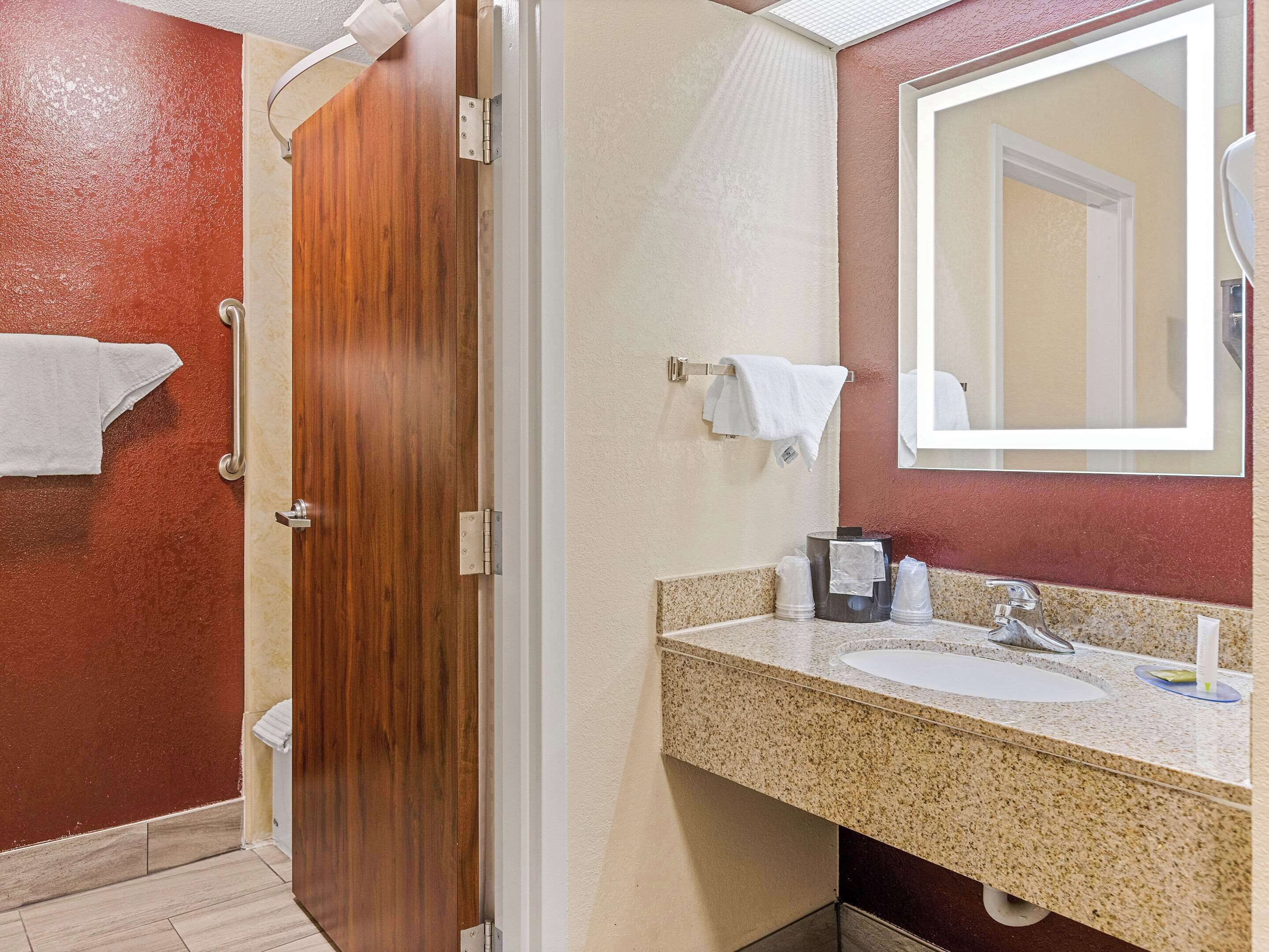 Photo - Clarion Pointe Savannah Gateway I-95